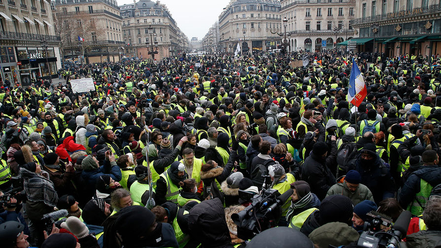 Участники акции протеста движения автомобилистов &laquo;желтые жилеты&raquo; в&nbsp;Париже, 15 декабря 2018 года