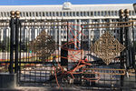 Укрепление ворот у Дома правительства Киргизии, 7 октября 2020 года