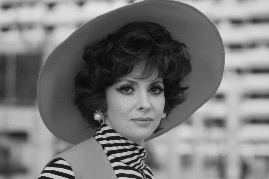 <b>Джина Лоллобриджида (4 июля 1927 &mdash; 16&nbsp;января 2023)</b> &mdash; итальянская актриса и фотожурналист, одна из&nbsp;главных европейских секс-символов послевоенного кинематографа. Она исполнила главные роли в&nbsp;фильмах «Алина» (1950), «Город защищается» и «Опасно, бандиты!» (1951). Первый крупный успех в&nbsp;большом кино Лоллобриджиде принесла главная роль Аделины в&nbsp;картине режиссера Кристиана-Жака «Фанфан-тюльпан» (1952). В&nbsp;1960-е Лоллобриджида стала реже сниматься в&nbsp;кино и занялась фотожурналистикой, а в&nbsp;1976 году решила попробовать себя в&nbsp;качестве режиссера и сняла документальный фильм о&nbsp;Кубе, для&nbsp;которого взяла интервью у&nbsp;Фиделя Кастро.
