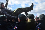 Во время встречи летчиков из первой группы многофункциональных истребителей-бомбардировщиков Су-34, которые вернулись из Сирии