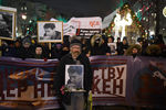 Участники памятного шествия, посвященного убитым девять лет назад в центре Москвы адвокату Станиславу Маркелову и журналистке Анастасии Бабуровой, 19 января 2018 года