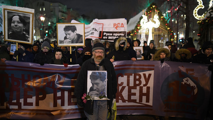 Участники памятного шествия, посвященного убитым девять лет назад в&nbsp;центре Москвы адвокату Станиславу Маркелову и журналистке Анастасии Бабуровой, 19 января 2018 года