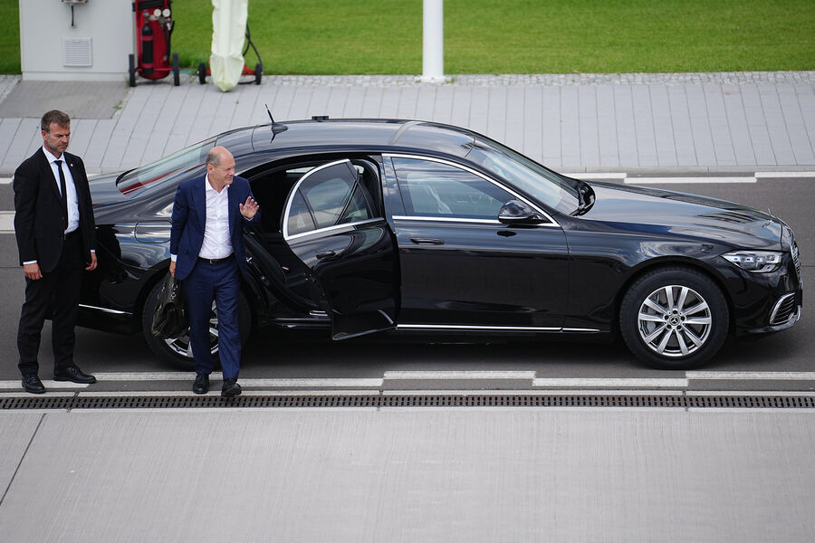 <b>Олаф Шольц &mdash; Mercedes-Benz S 680&nbsp;Guard 4Matic</b>
<br>
В&nbsp;отличие от Ангелы Меркель, которая выбирала для&nbsp;официальных поездок бронированную Audi A8 Long Security, нынешний канцлер ФРГ Олаф Шольц предпочитает Mercedes-Benz S 680&nbsp;Guard 4Matic. Немецкая компания позиционирует его как самый защищенный гражданский легковой автомобиль. Лимузин оснащен 6,0-литровым мотором V12 (612 л.с., 830&nbsp;Нм).