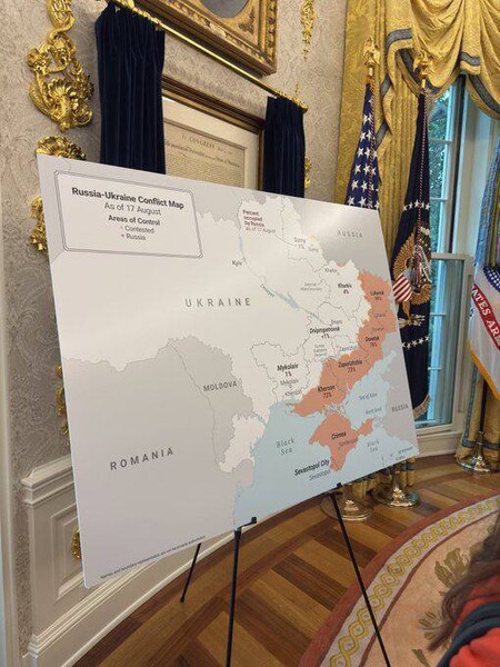 Карта напротив стола, за&nbsp;которым сидели Трамп и Зеленский во время переговоров в&nbsp;Белом доме, США, 18&nbsp;августа 2025&nbsp;года