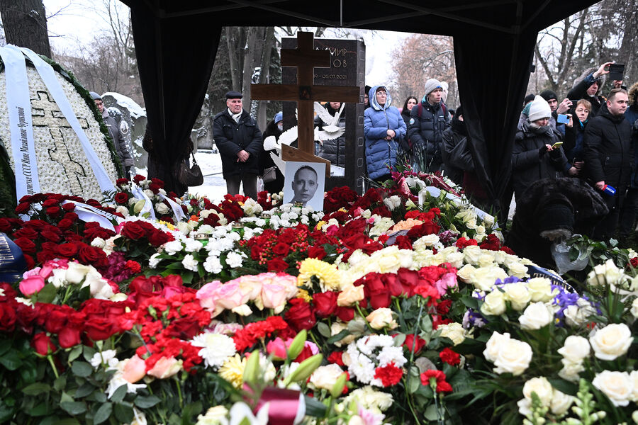 Цветы на&nbsp;могиле народной артистки СССР Инны Чуриковой на&nbsp;Новодевичьем кладбище, 17&nbsp;января 2023&nbsp;года