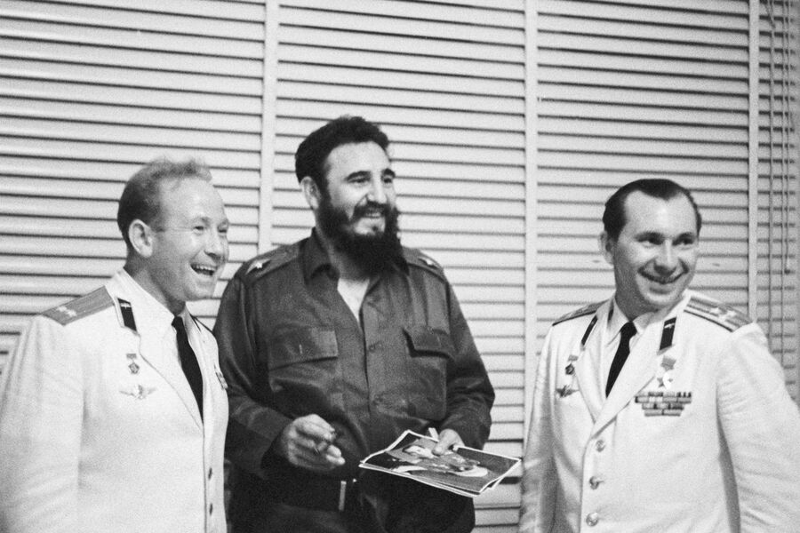Алексей Леонов и Павел Беляев беседуют с&nbsp;Фиделем Кастро, 1965&nbsp;год