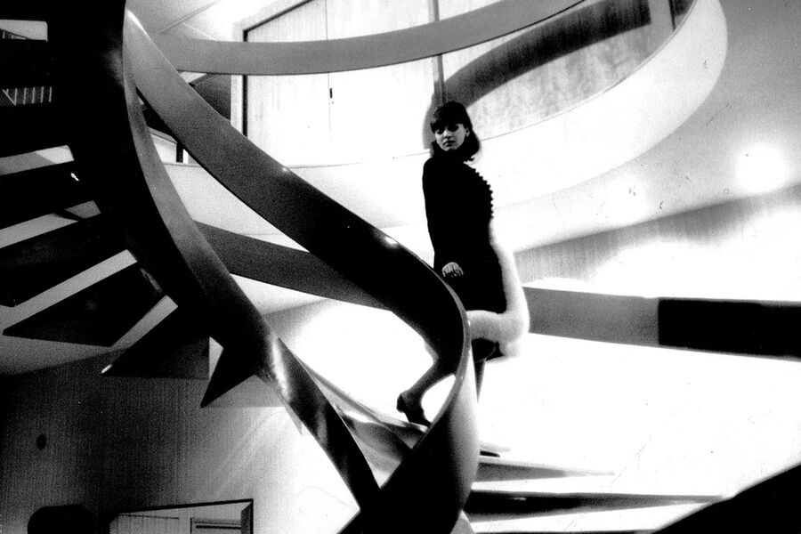 <b>«Альфавиль» (1965) </b><br><br>
Альфавиль &mdash; это город будущего, где машины запрещают людям испытывать и проявлять эмоции. Здесь нельзя любить, быть нежным, сострадать, сопереживать. Сюда приезжает частный детектив Лемми Коушен: его задача &mdash; избавить людей от такого бремени.<br><br>
Мрачный город из&nbsp;антиутопии снимался в&nbsp;реальном Париже без&nbsp;спецэффектов. Одну из&nbsp;главных ролей в&nbsp;картине сыграла Анна Карина &mdash; это была последняя работа режиссера и актрисы перед&nbsp;разводом.
