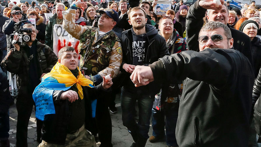 Участники митинга за освобождение украинской летчицы Надежды Савченко закидывают яйцами посольство России в Киеве
