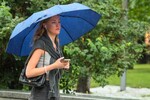 Девушка во время ливня в Москве, 15 июля 2025 года