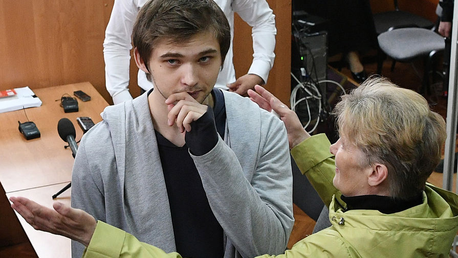 Руслан Соколовский, приговоренный к&nbsp;3,5 года условно за&nbsp;оскорбление чувств верующих и экстремизм после публикации в&nbsp;интернете видеоролика о&nbsp;ловле покемонов в&nbsp;Храме-на-Крови, с&nbsp;матерью Еленой Чингиной после вынесения приговора в&nbsp;Верх-Исетском районном суде
