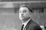 1967 год. Тренер сборной команды СССР по хоккею Анатолий Тарасов наблюдает за игрой своих подопечных на XXXIV чемпионате мира и Европы