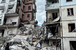 На месте обрушения подъезда в жилом доме в Белгороде, 12 мая 2024 года