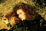 <b>«Женщина французского лейтенанта» (1981)</b>
<br><br>
В картине по одноименному роману Джона Фаулза присутствуют две параллельные сюжетные линии. Первая — благородного палеонтолога Чарльза (Джереми Айронс), странным образом влюбившегося в «падшую женщину» Сару Вудраф (Мэрил Стрип), которая безнадежно ждет главного мужчину своей жизни, французского военного (действие происходит в викторианской Англии). Вторая линия — актеров Анны и Майка, которые играют роли Чарльза и Сары в кино и влюбляются друг в друга по-настоящему.