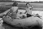 Валерий Быковский с женой Валентиной катаются на лодке в Подмосковье, 1963 год