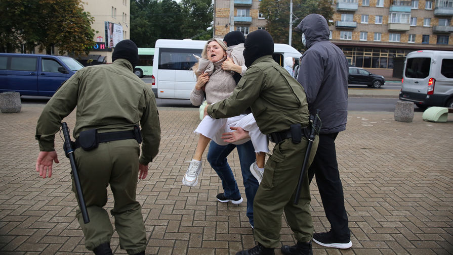 Сотрудники силовых структур Белоруссии во время задержания участницы акции в&nbsp;поддержку Марии Колесниковой в&nbsp;Минске, 8 сентября 2020 года
