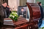 Портрет модельера Валентина Юдашкина около гроба во время церемонии прощания на Троекуровском кладбище, 6 мая 2023 года