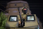 Боец ЧВК «Вагнер» на улице города, 24 июня 2023 года
