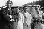 Евгений Матвеев в роли Добротина (слева) и Валерия Заклунная в роли Одинцовой (справа) в фильме Алексея Салтыкова «Сибирячка». Справа — актриса Римма Маркова, 1973 год
