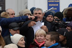Вице-губернатор Кемеровской области Сергей Цивилев и первый замгубернатора региона Владимир Чернов во время общения с участниками акции в память о погибших при пожаре в ТЦ «Зимняя вишня» в Кемерово, 27 марта 2018 года