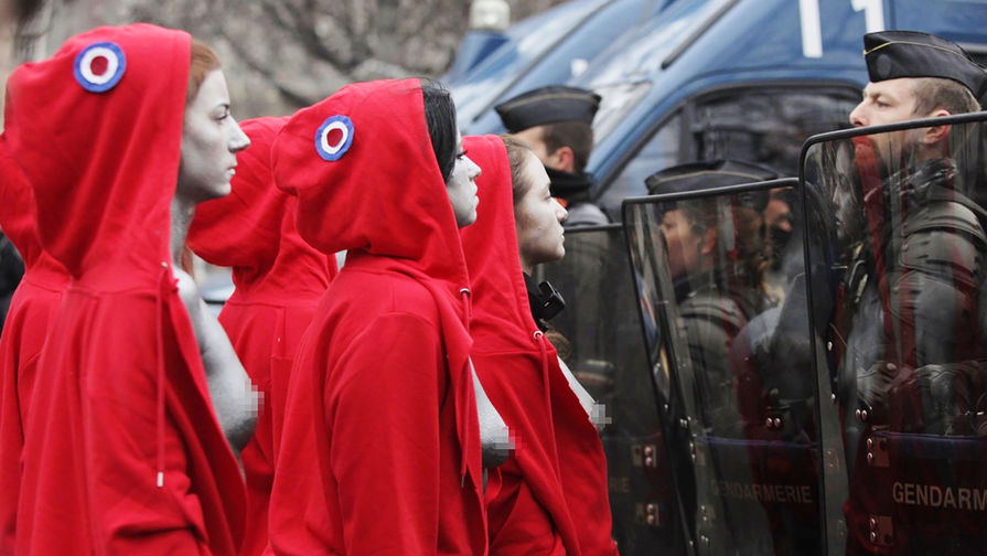 Участники акции протеста движения автомобилистов &laquo;желтые жилеты&raquo; в&nbsp;Париже, 15 декабря 2018 года