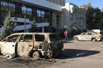 Сожженные автомобили в центре города после акций протеста, 7 октября 2020 года