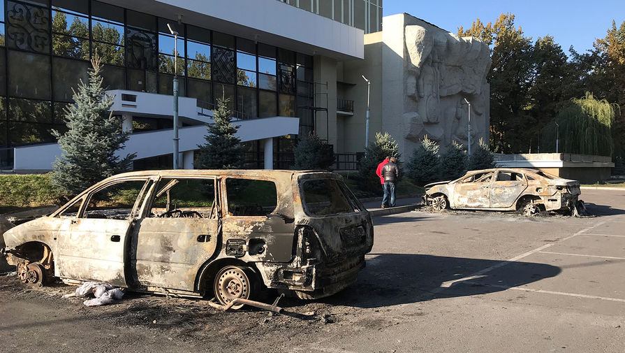 Сожженные автомобили в центре города после акций протеста, 7 октября 2020 года