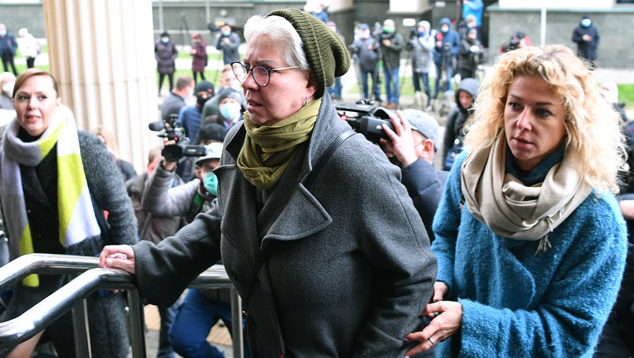 Сестра Михаила Ефремова Анастасия Ефремова у&nbsp;здания Московского городского суда, 22 октября 2020 года
