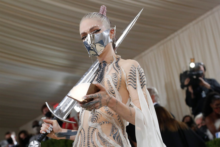 В&nbsp;2021 году певица Граймс пришла на&nbsp;бал института костюма Met Gala без&nbsp;Илона Маска
