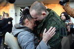 Освобожденный из плена военнослужащий с родными в Амвросиевке, 1 ноября 2022 года