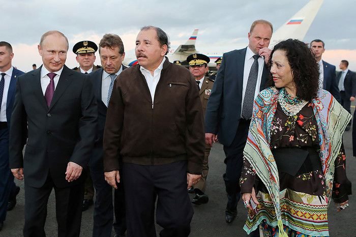 Президент Никарагуа Даниэль Ортега и его жена Росарию Мурильо встречают Владимира Путина в аэропорту