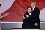 Дональд Трамп с сыном Бэрроном Уильямом (род. 2006) и супругой Меланьей 
