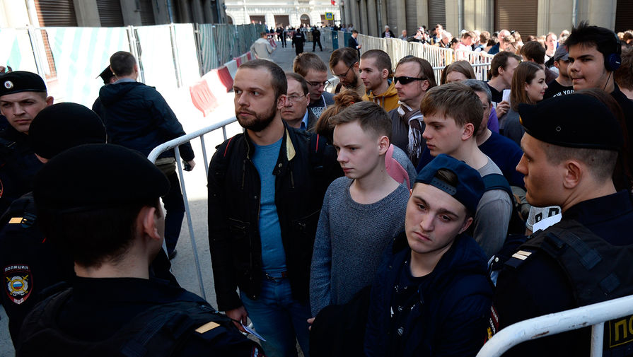 Участники несанкционированной акции движения «Открытая Россия» в Москве, 29 апреля 2017 года