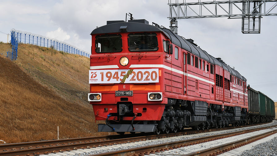 Грузовой состав на подъезде к Крымскому мосту, 30 июня 2020 года