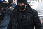 Музыкант Александр Розенбаум у здания театрально-концертного музыкального объединения «Градский Холл» в Москве во время церемонии прощания с народным артистом России, певцом Александром Градским, 1 декабря 2021 года 