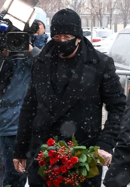Музыкант Александр Розенбаум у&nbsp;здания театрально-концертного музыкального объединения &laquo;Градский Холл&raquo; в&nbsp;Москве во время церемонии прощания с&nbsp;народным артистом России, певцом Александром Градским, 1&nbsp;декабря 2021&nbsp;года 