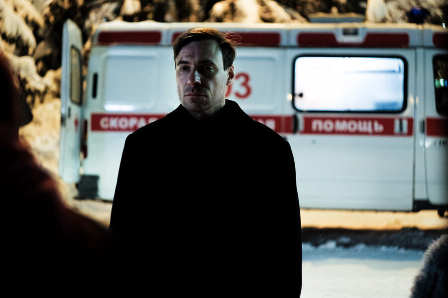 <b>&laquo;Мертвое озеро&raquo; (2018)</b>
<br>
Мистический сериал Романа Прыгунова по&nbsp;стилистике (и отчасти сюжету) сильно напоминает последний сезон &laquo;Настоящего детектива&raquo;. В&nbsp;российском шоу неизлечимо больной московский следователь Максим Покровский (Цыганов) приезжает в&nbsp;вымышленный городок Чангадан, чтобы раскрыть загадочное убийство дочери местного олигарха.
