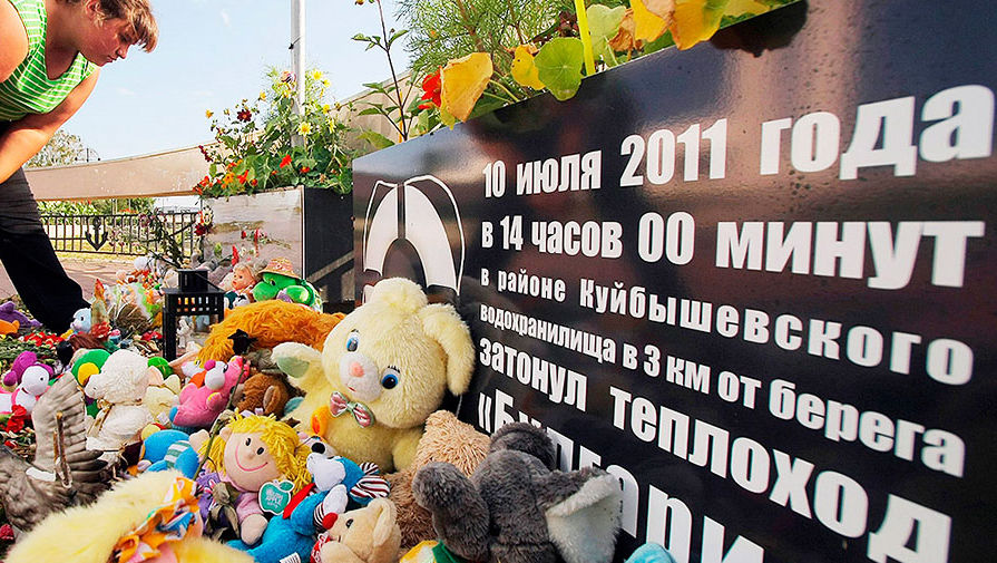 Возложение цветов в память о погибших в результате крушения прогулочного теплохода «Булгария» в речном порту города Казань