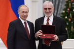 Президент Владимир Путин вручил Виктору Мережко почетное звание «Народный артист РФ» на торжественной церемонии в Кремле, 2014 год