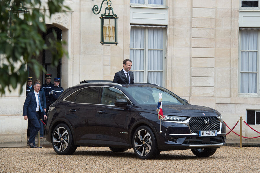 <b>Эммануэль Макрон &mdash; DS 7&nbsp;Crossback Elysee</b>
<br>
Президент Франции Эммануэль Макрон в&nbsp;духе времени ратует за&nbsp;экологические тренды, поэтому для&nbsp;официальных визитов он выбрал кроссовер DS 7&nbsp;Crossback Elysee с&nbsp;бронированием. Машина имеет гибридный мотор, состоящий из&nbsp;1,6-литрового двигателя, работающего на&nbsp;биоэтаноле, а также электродвигателя на&nbsp;задней оси. Суммарная отдача системы &ndash; 300&nbsp;сил.