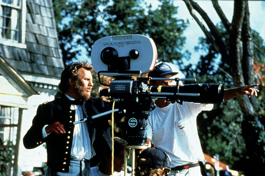 <b>«Танцующий с&nbsp;волками», Кевин Костнер (1990)</b>
<br><br>
Первой режиссерской работой Костнера стала историческая драма «Танцующий с&nbsp;волками». Он также сыграл в&nbsp;картине главную роль лейтенанта Джона Данбара, который после ранения во время Гражданской войны переводится на&nbsp;службу у&nbsp;западной границы США. Там Данбар соседствует с&nbsp;кажущимися негостеприимными коренными обитателями Северной Америки и заводит дружбу с&nbsp;волком.
<br><br>
Режиссер работал над&nbsp;фильмом более пяти лет, большинство диалогов в&nbsp;нем ведется на&nbsp;языке лакота — одном из&nbsp;диалектов американских индейцев сиу. Фильм был номинирован на&nbsp;«Оскар» в&nbsp;12 категориях и получил семь статуэток, включая премию за&nbsp;лучший фильм.
