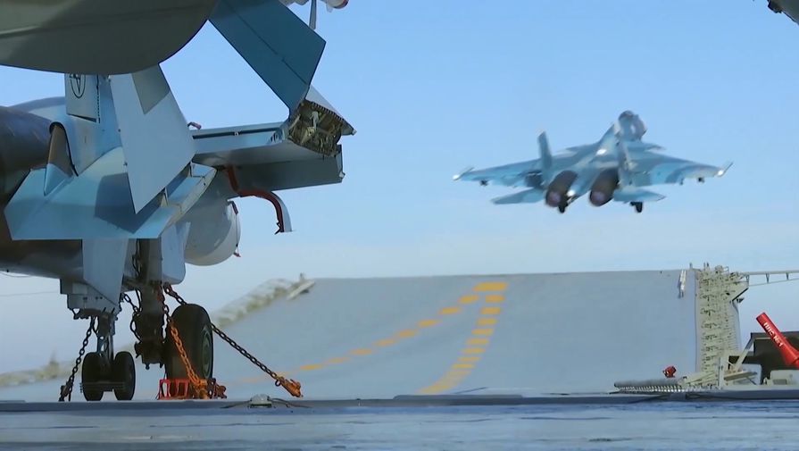 Истребитель Су-33 производит взлет с&nbsp;палубы тяжёлого авианесущего крейсера &laquo;Адмирал Флота Советского Союза Кузнецов&raquo; у&nbsp;берегов Сирии в&nbsp;Средиземном море. Крейсер &laquo;Адмирал Кузнецов&raquo; и СКР &laquo;Адмирал Григорович&raquo; впервые задействованы в&nbsp;операции в&nbsp;Сирии