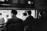 Работники Московского телевизионного центра в операторской. Передачи велись 4 раза в неделю по 2 часа. Весной 1939 года в Москве передачи принимали более 100 телевизоров ТК-1