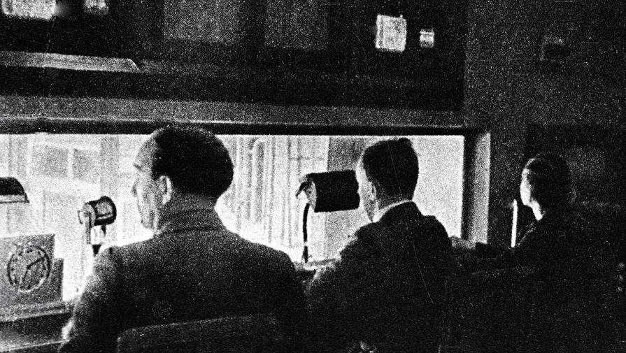 Работники Московского телевизионного центра в операторской. Передачи велись 4 раза в неделю по 2 часа. Весной 1939 года в Москве передачи принимали более 100 телевизоров ТК-1