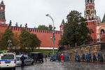 Эвакуация автомобиля Mercedes, владелец которого въехал на Васильевский спуск с угрозами взорвать транспортное средство, 3 октября 2018 года