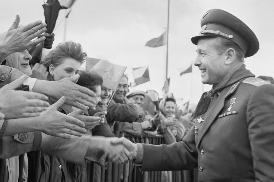 Алексей Леонов в&nbsp;Праге во время встречи с&nbsp;жителями города, 1965&nbsp;год