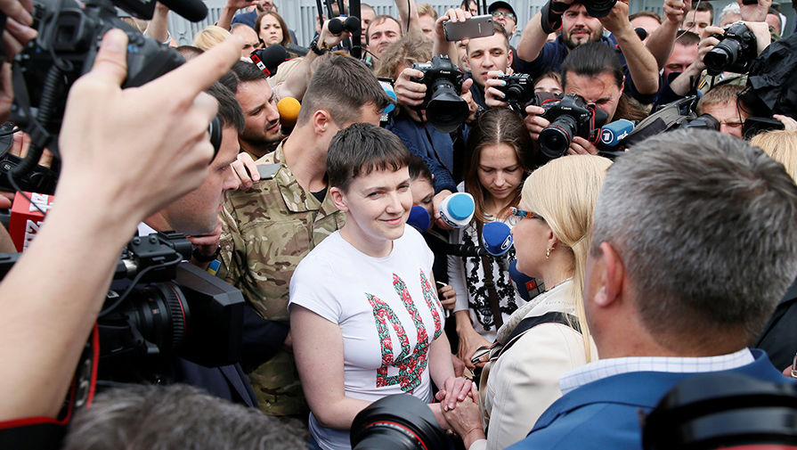 Надежда Савченко в аэропорту Киева