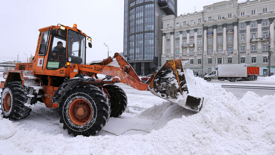 Работа снегоуборочной техники на&nbsp;Зубовском бульваре в&nbsp;Москве, 13&nbsp;февраля 2021&nbsp;года