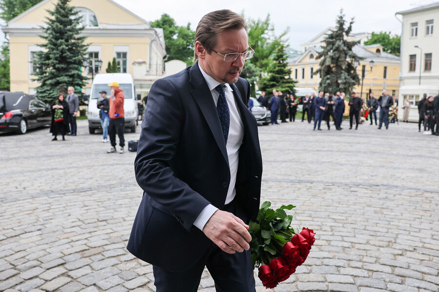 Заместитель начальника Управления президента РФ по&nbsp;общественным проектам на&nbsp;прощании с&nbsp;Петром Кучеренко в&nbsp;Москве, 24&nbsp;мая 2023&nbsp;года
