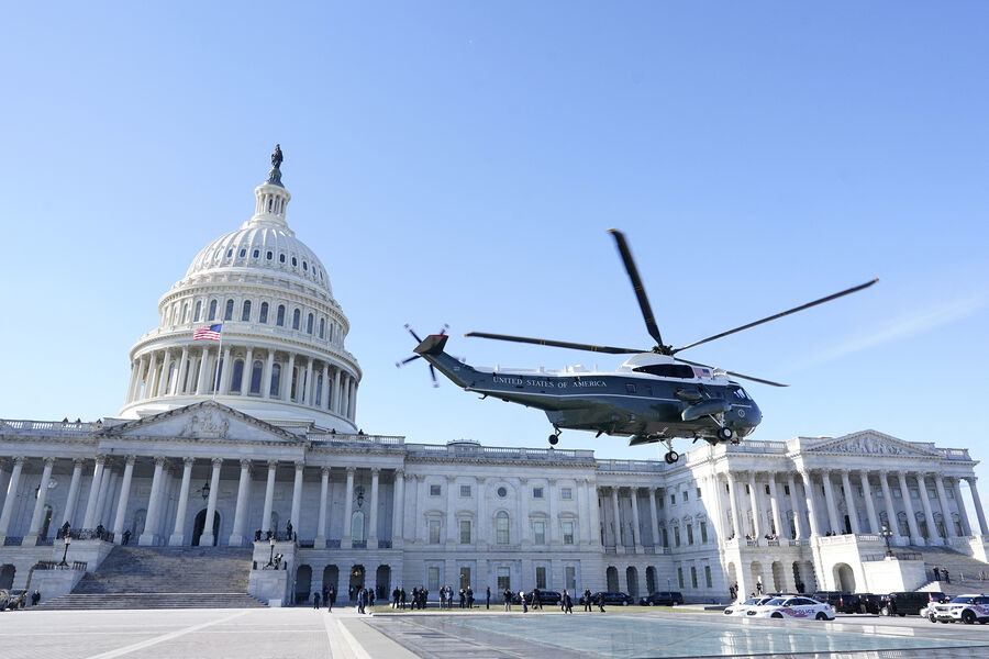 Вертолет с&nbsp;уходящим президентом США Джо Байденом и первой леди Джилл Байден вылетает из&nbsp;Восточного фронта Капитолия в&nbsp;Вашингтоне, округ Колумбия, 20&nbsp;января 2025&nbsp;года