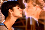 <b>«Привидение» (1990), Дэми Мур и Патрик Суэйзи</b>
<br><br>
Прощальный поцелуй живой Молли и призрака Сэма, навсегда уходящего в мир иной, заставил расплакаться не одну девчонку в 90-е.
